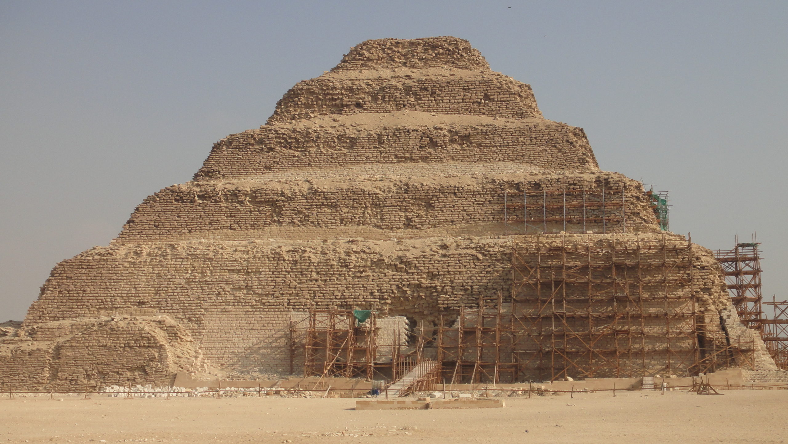 エジプト　世界最古の階段ピラミッド