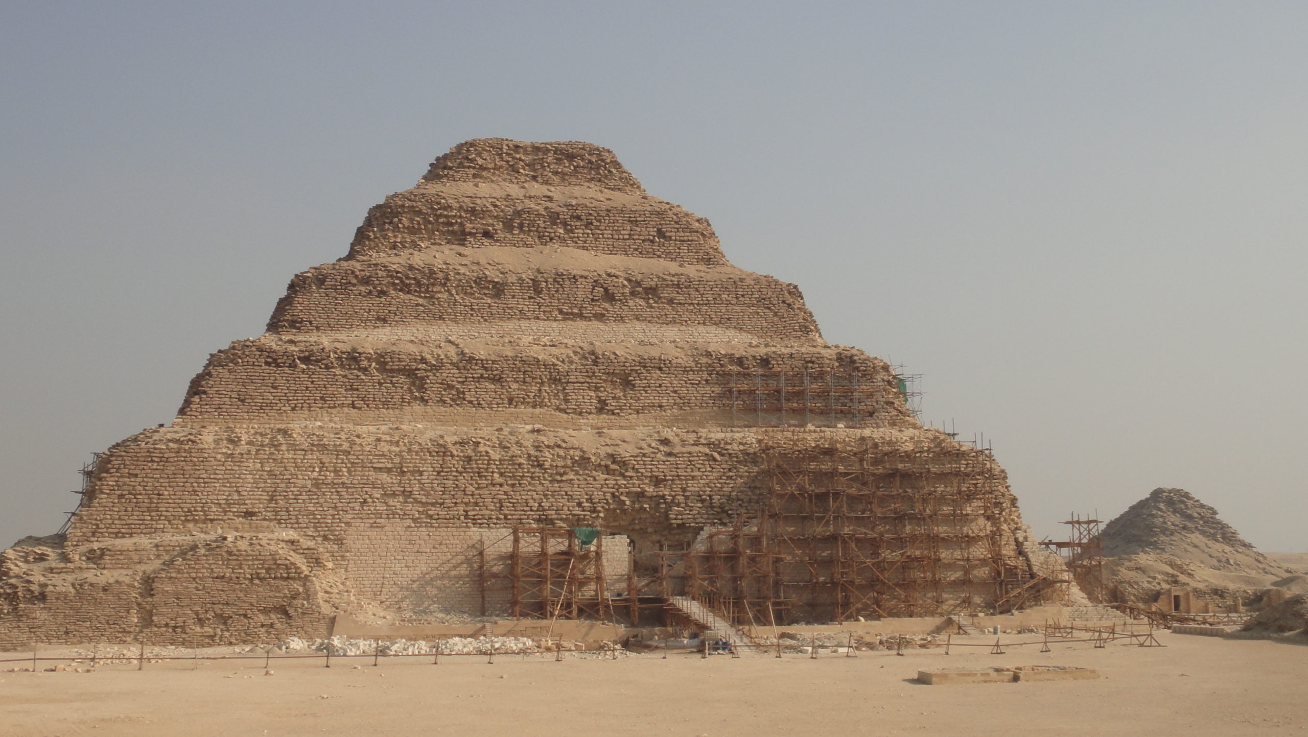 エジプト　世界最古の階段ピラミッド